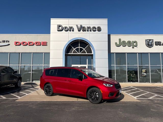 2026 Chrysler Pacifica Select's photo