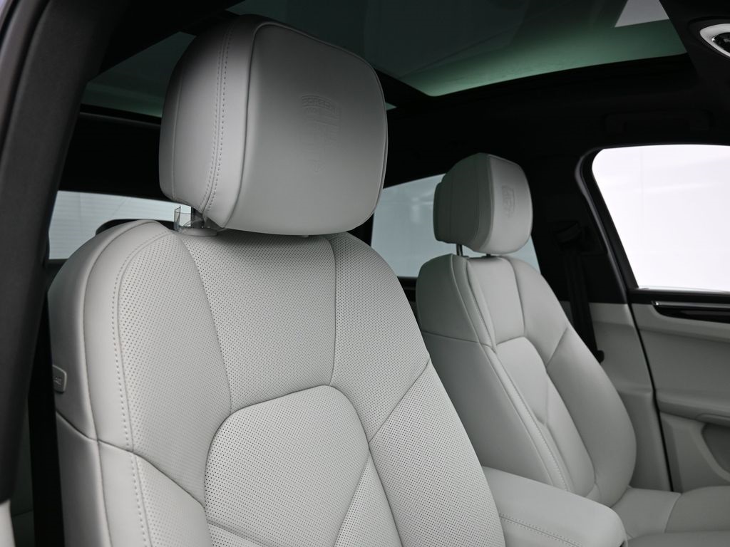2026 Porsche Macan T photo 24