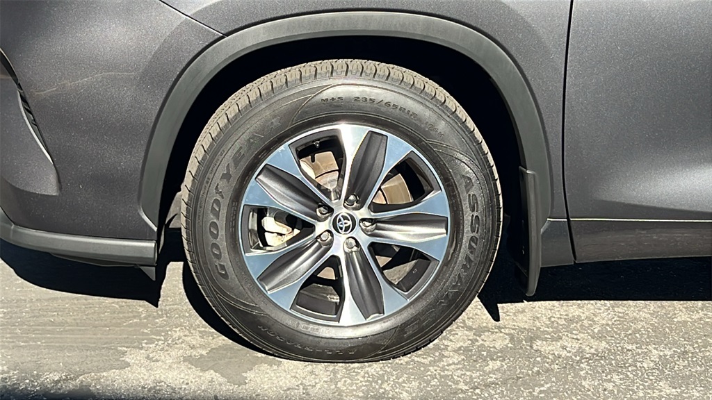 2022 Toyota Highlander XLE photo 9