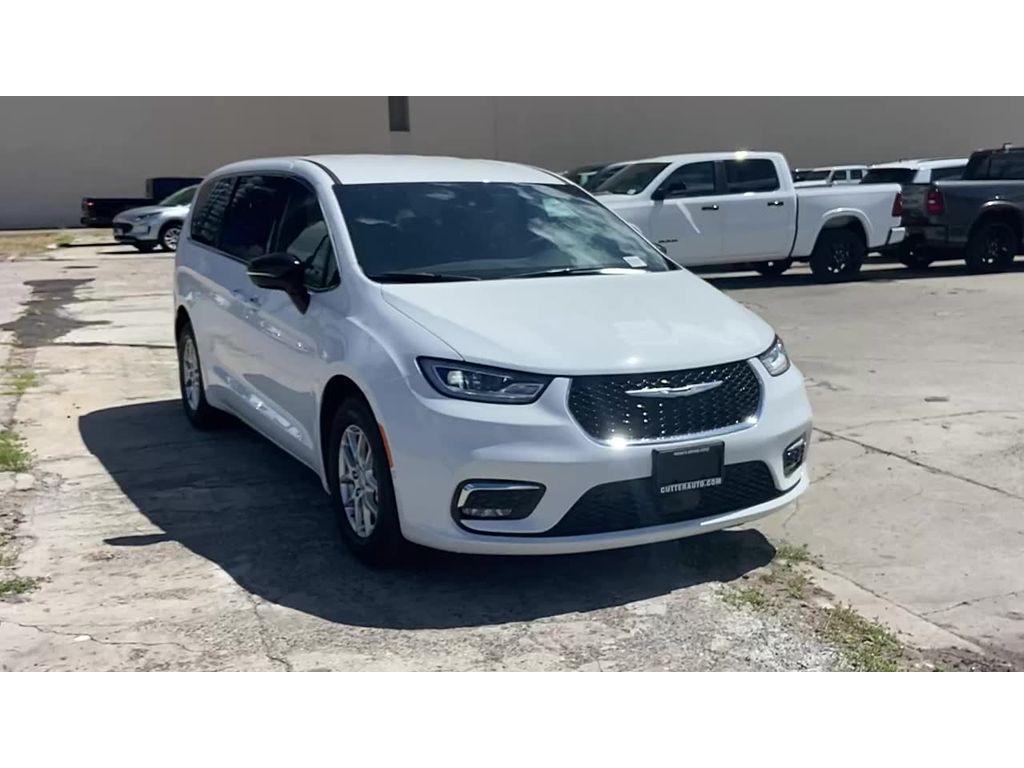 2026 Chrysler Pacifica Select's photo