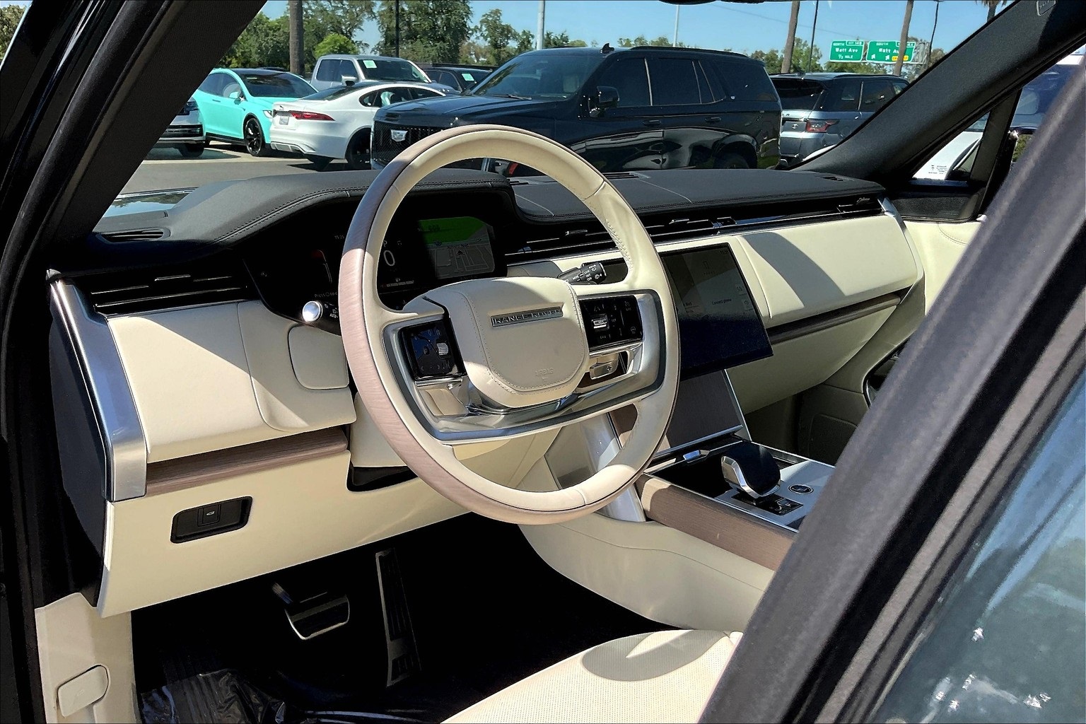 2025 Land Rover Range Rover SE photo 8
