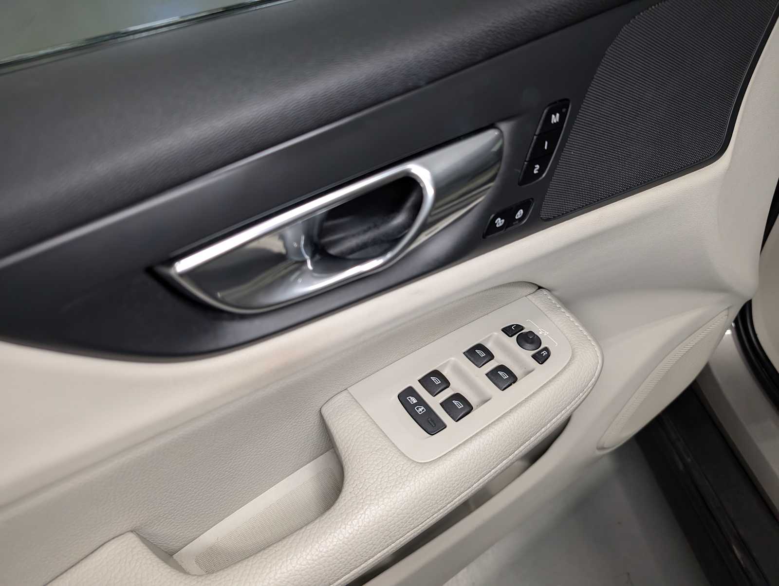 2020 Volvo V60 Cross Country photo 35