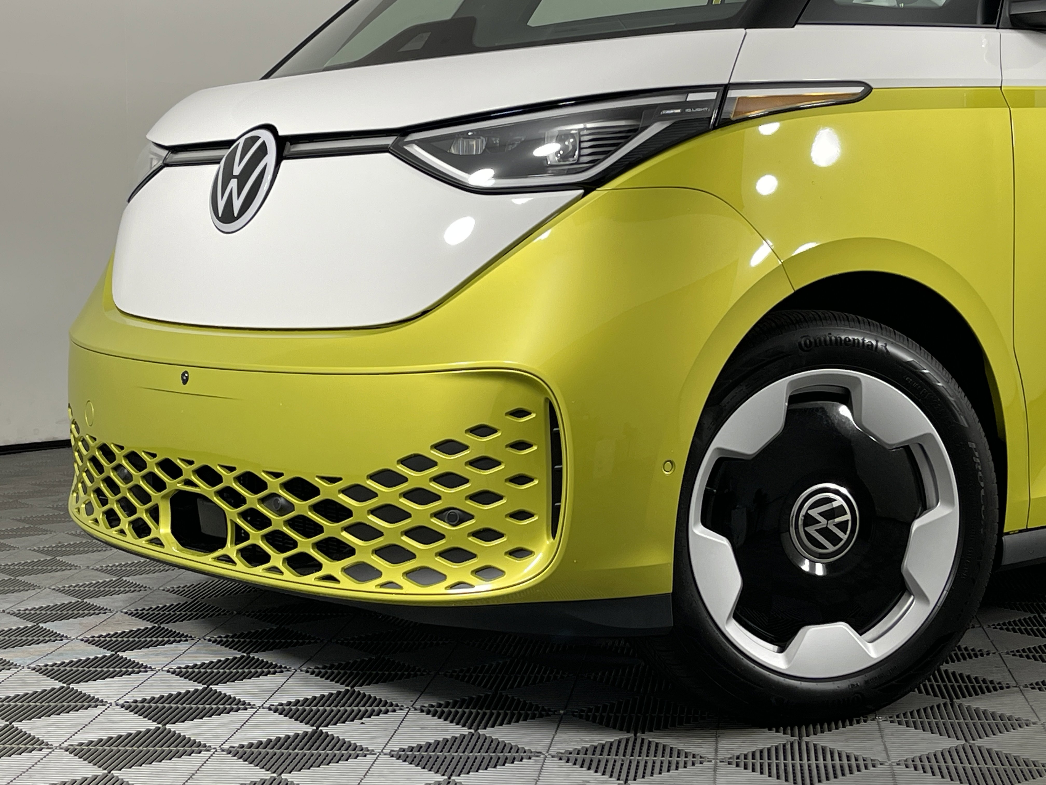 2025 Volkswagen ID. Buzz Pro Plus photo 2