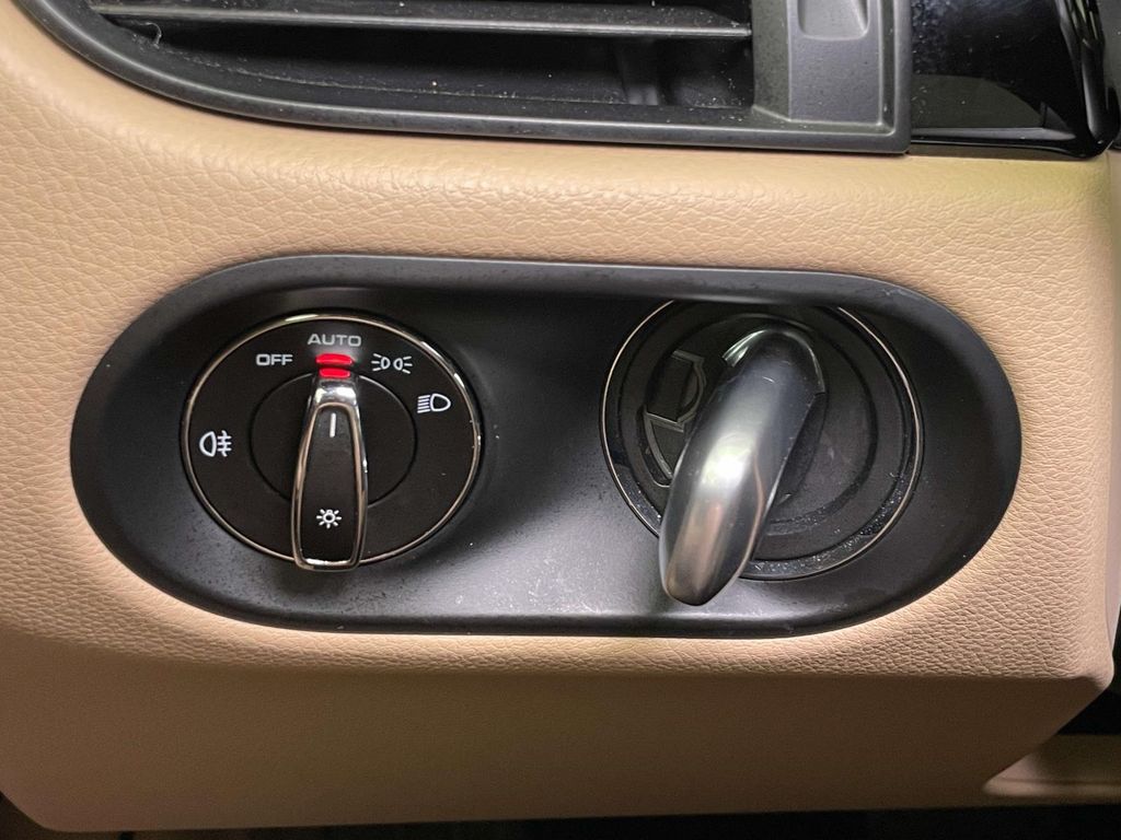 2024 Porsche Macan T photo 36