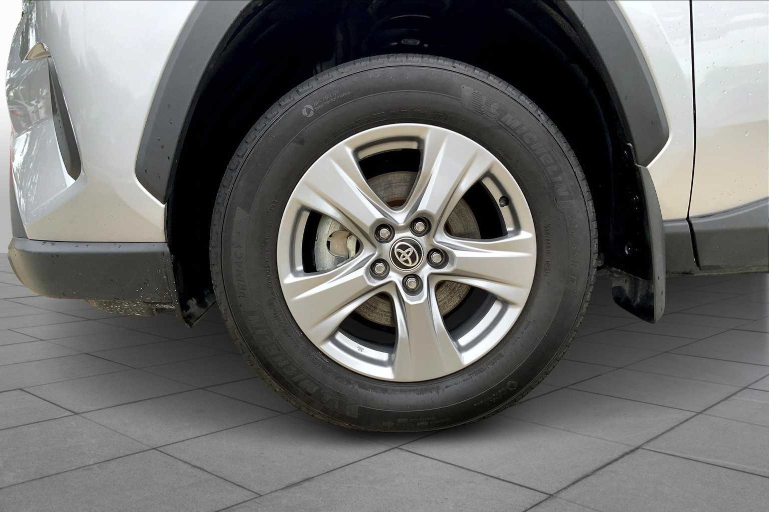 2024 Toyota RAV4 XLE photo 8