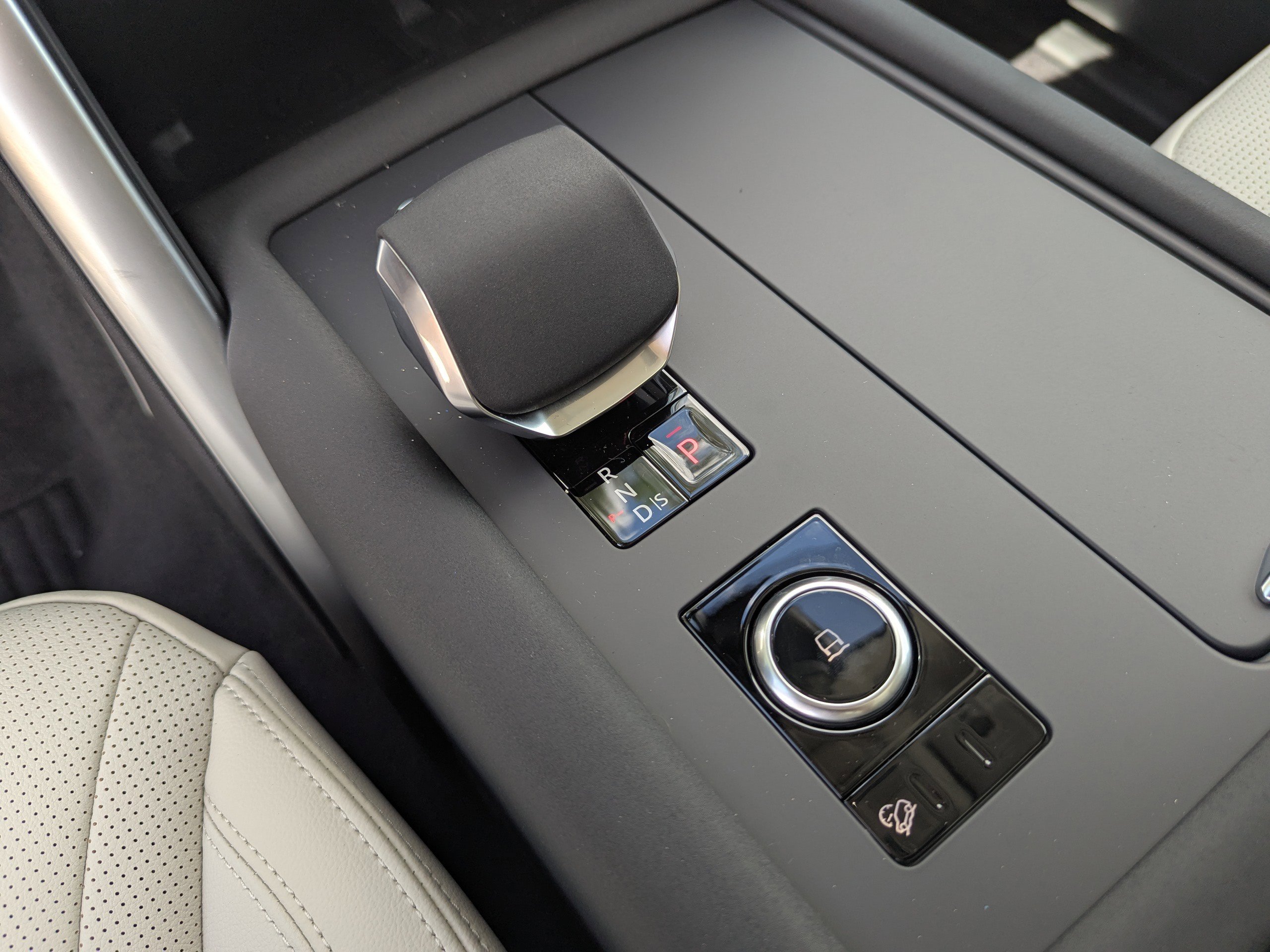 2025 Land Rover Discovery S photo 28