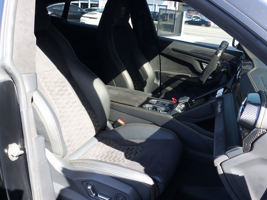 2022 Lamborghini Urus photo 25