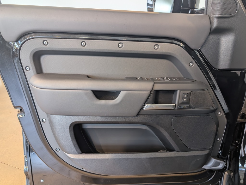 2025 Land Rover Defender 110 S photo 7