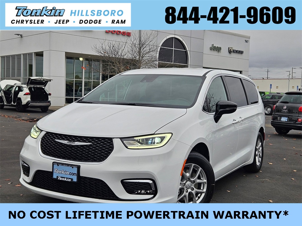 2026 Chrysler Pacifica Select's photo