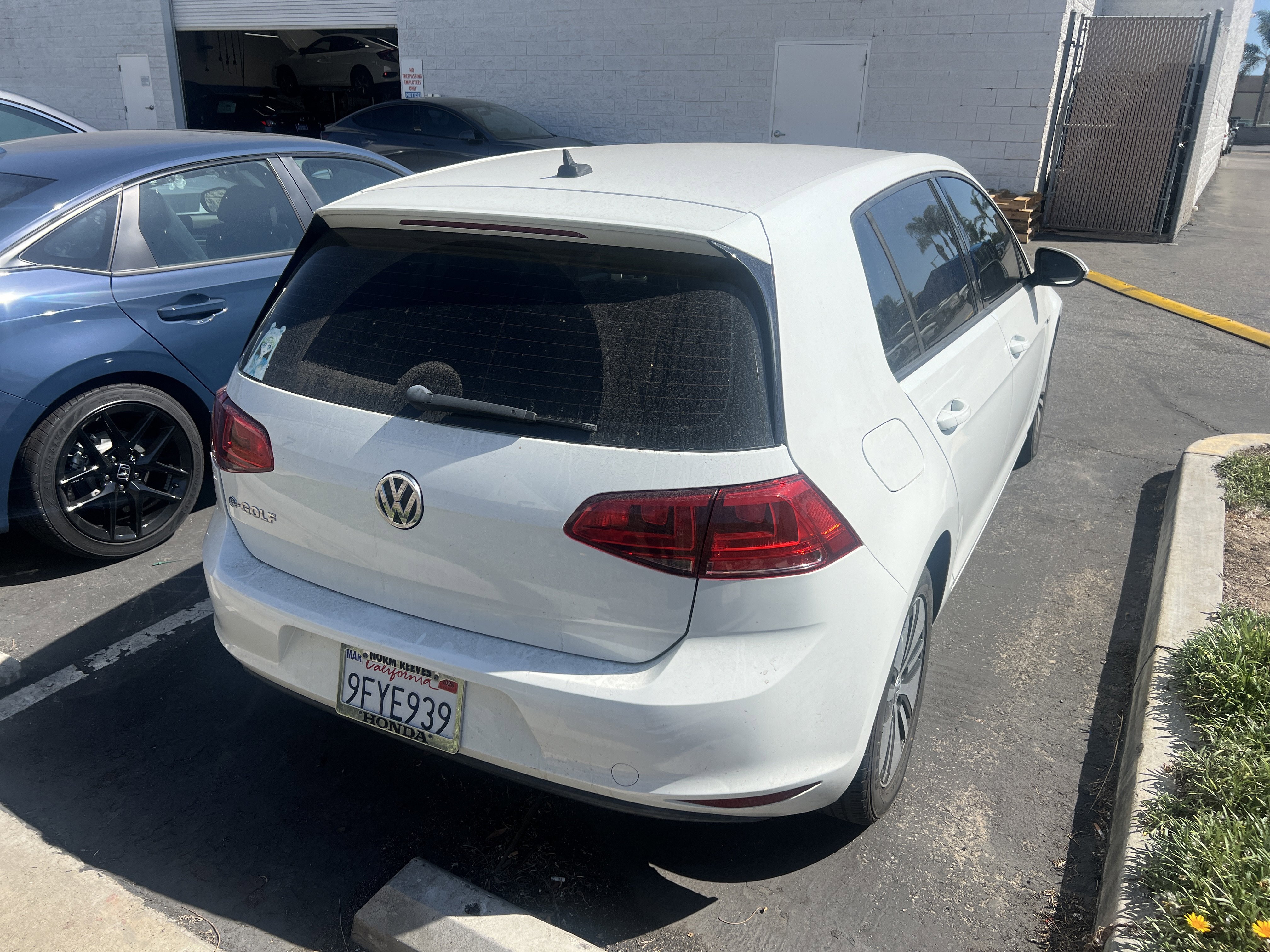 Used 2016 Volkswagen e-Golf e-Golf SE with VIN WVWKP7AUXGW915508 for sale in Huntington Beach, CA
