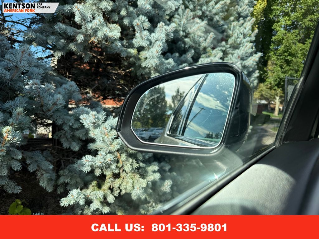 2025 Volvo XC40 Plus photo 18