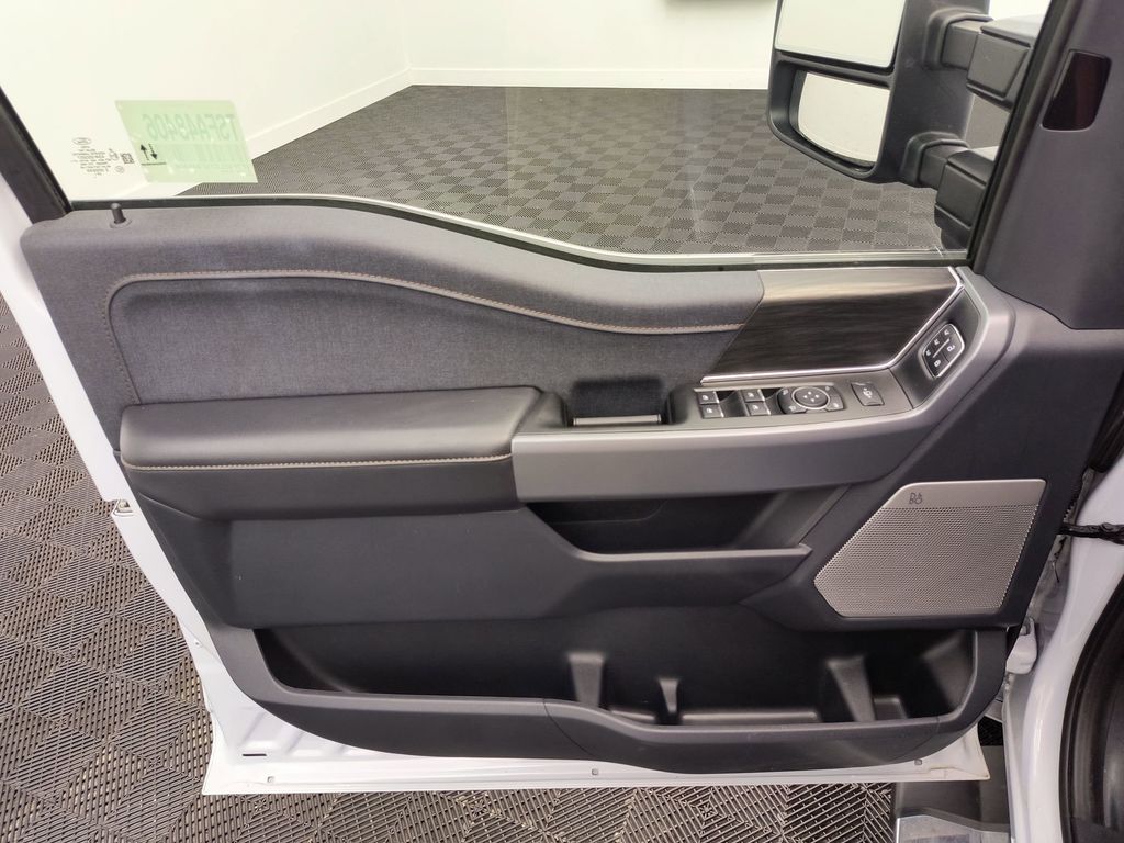 2025 Ford F-150 Lariat photo 16