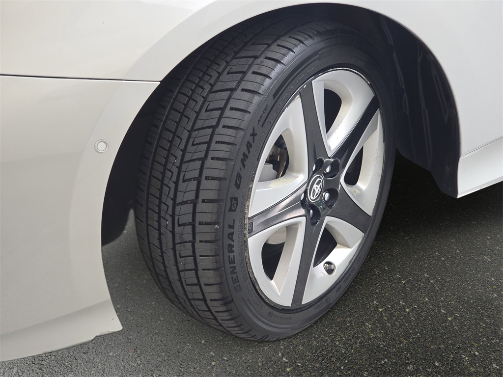 2018 Toyota Prius Three photo 32