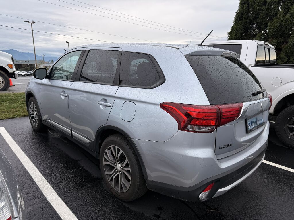 2016 Mitsubishi Outlander ES photo 3