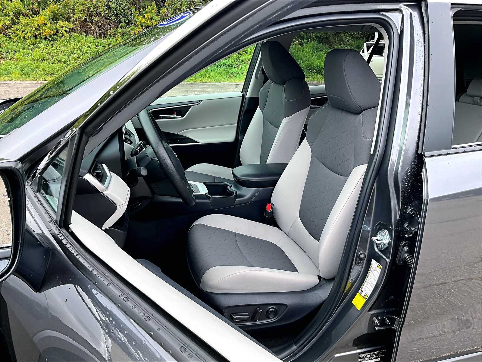 2025 Toyota RAV4 XLE photo 10