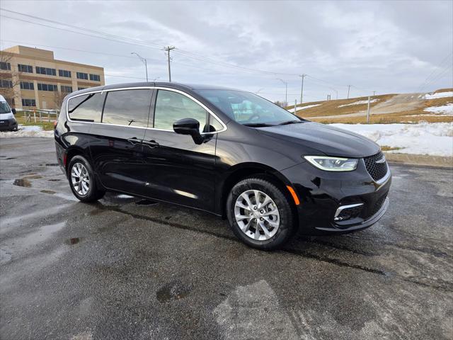 2026 Chrysler Pacifica Select's photo