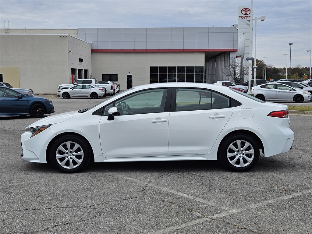2025 Toyota Corolla LE photo 3