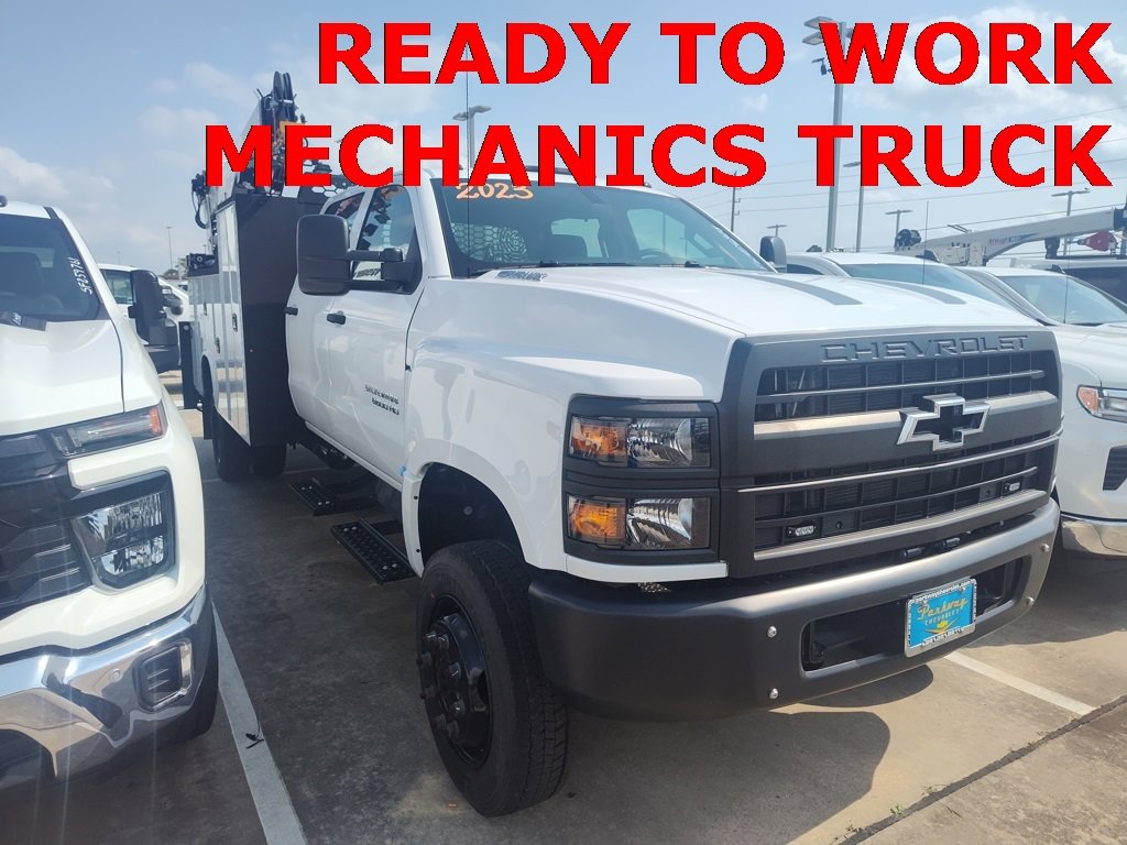 2023 Chevrolet Silverado 6500HD Work Truck photo 3