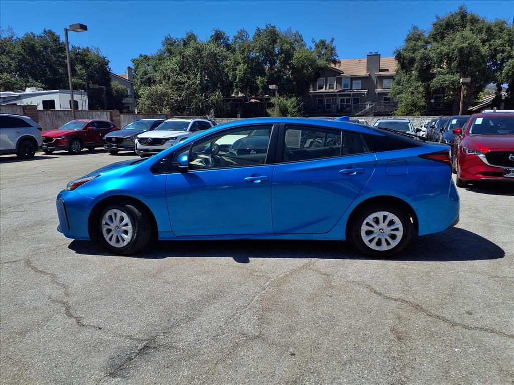 2019 Toyota Prius LE photo 3