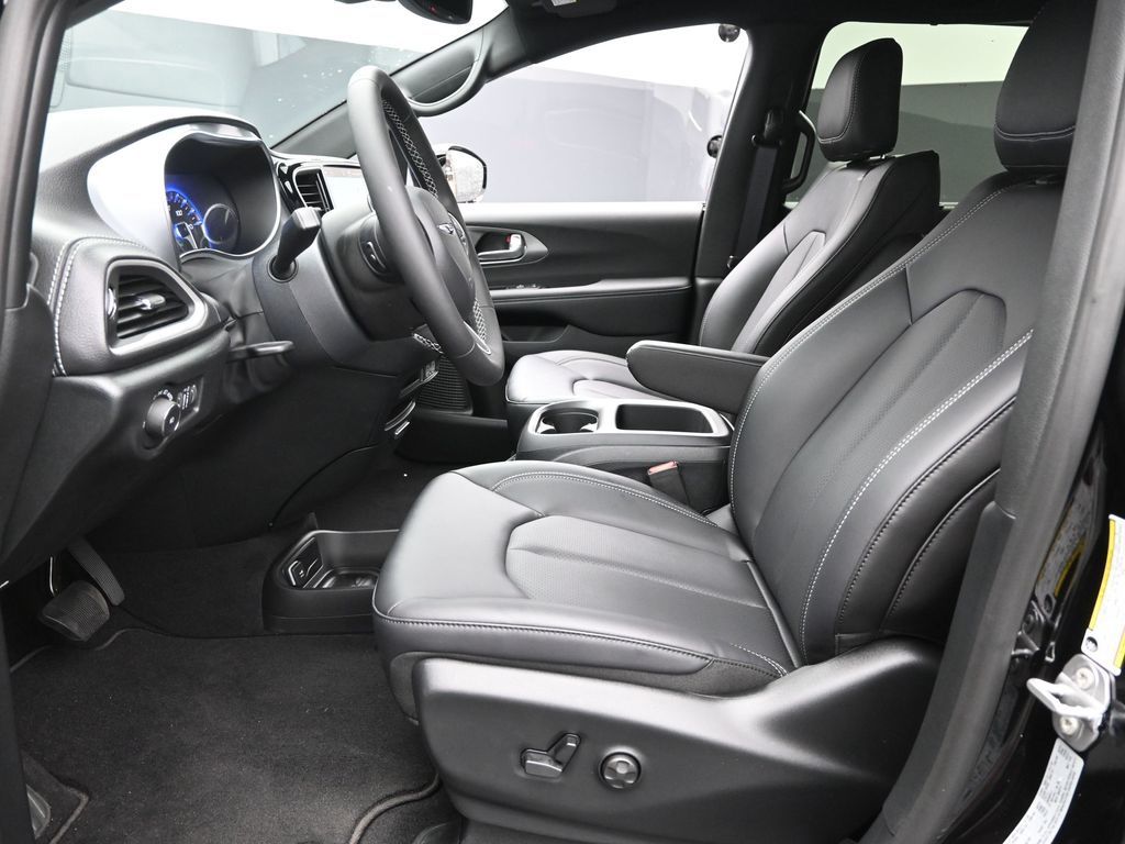 2025 Chrysler Pacifica photo 13