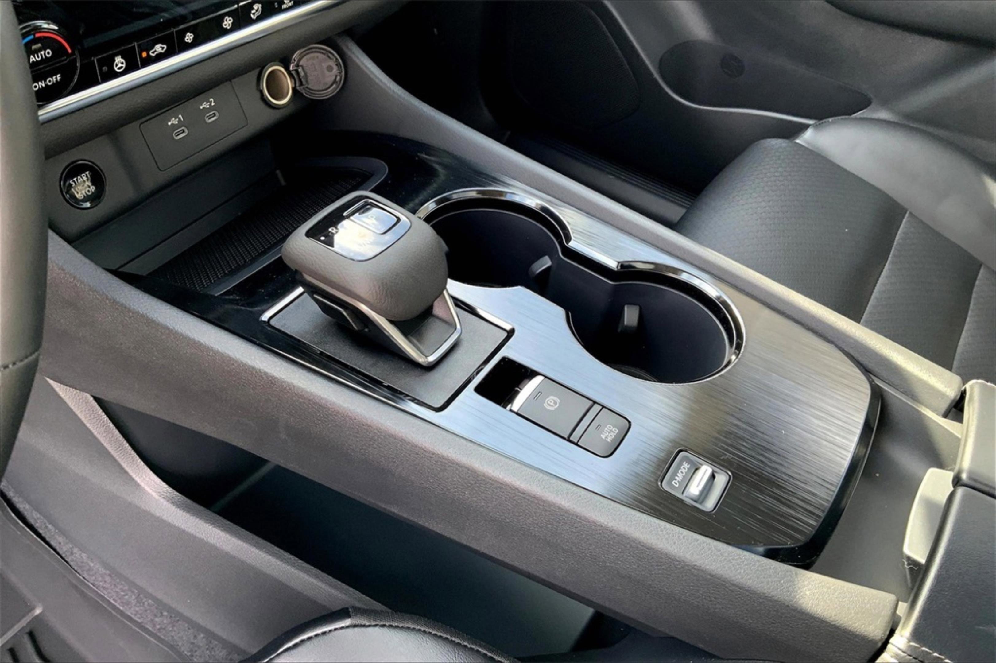 2025 Nissan Rogue SV photo 8