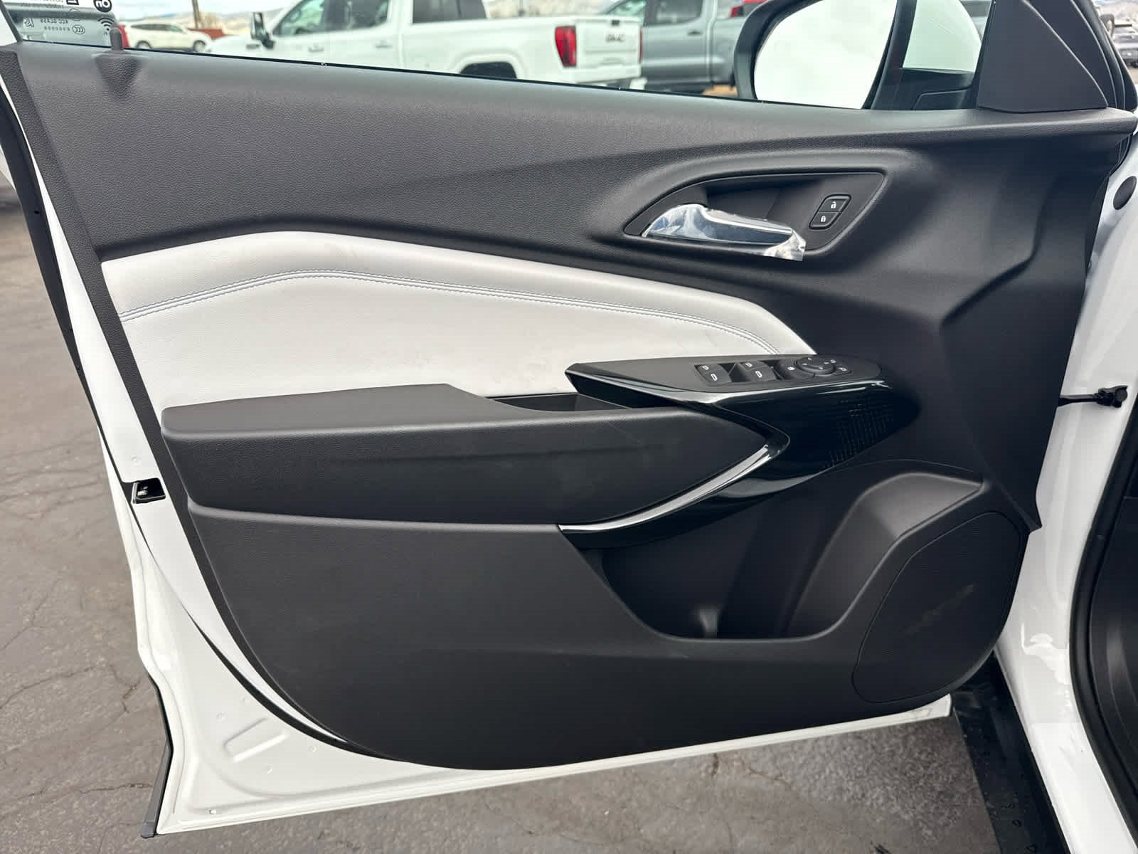 2025 Chevrolet Trax LT photo 7