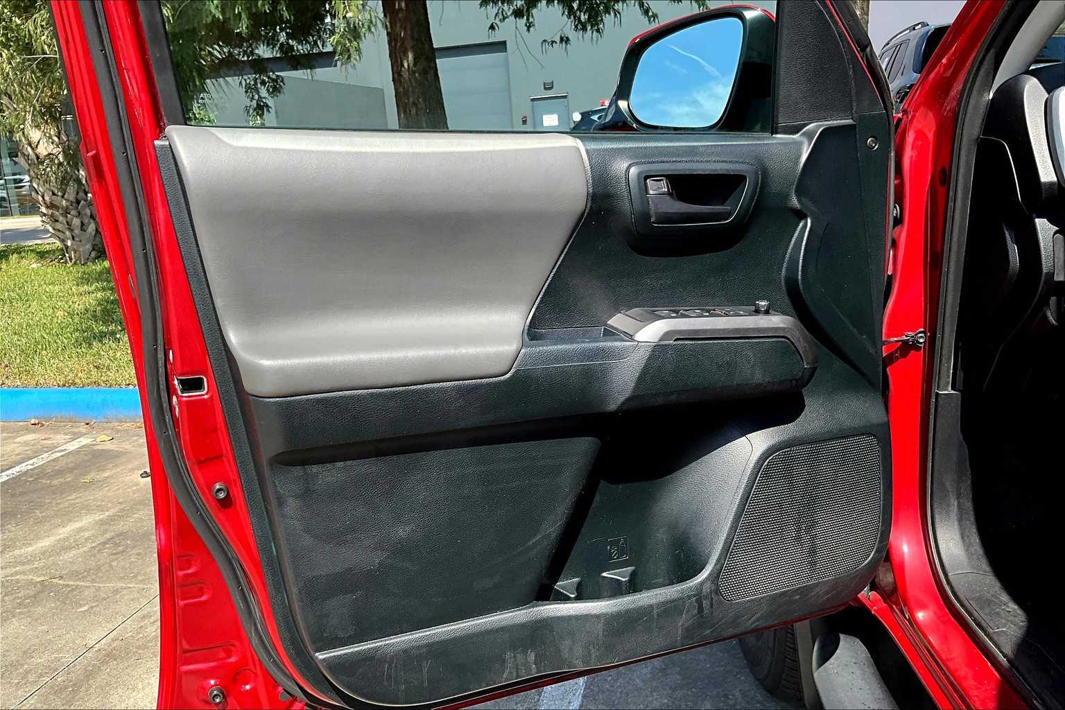 2017 Toyota Tacoma SR5 photo 18