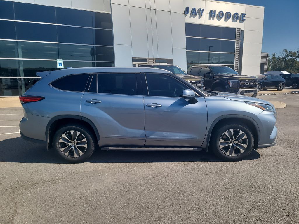 2022 Toyota Highlander XLE photo 2
