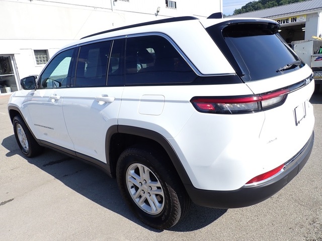 2024 Jeep Grand Cherokee Laredo photo 2