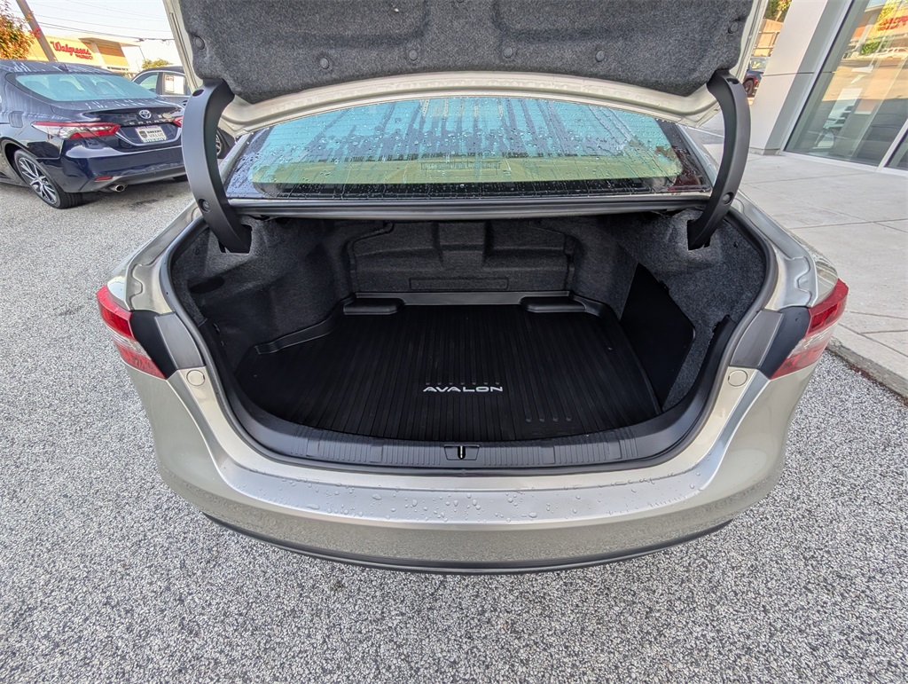 2017 Toyota Avalon Hybrid Limited photo 4