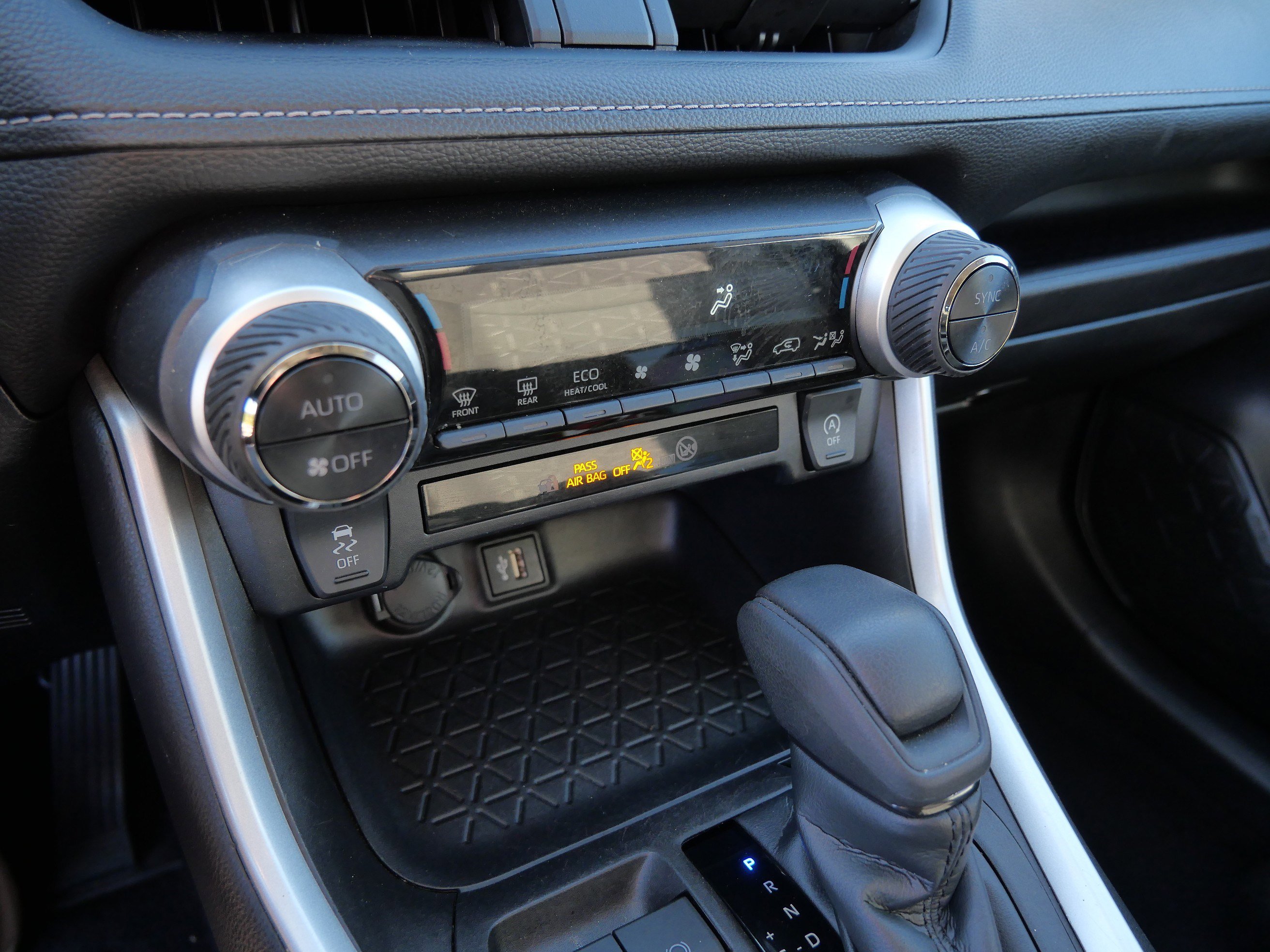 2023 Toyota RAV4 XLE photo 22