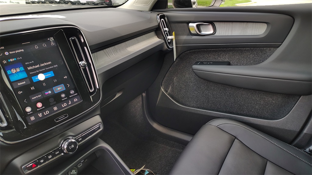 2026 Volvo XC40 Core photo 24