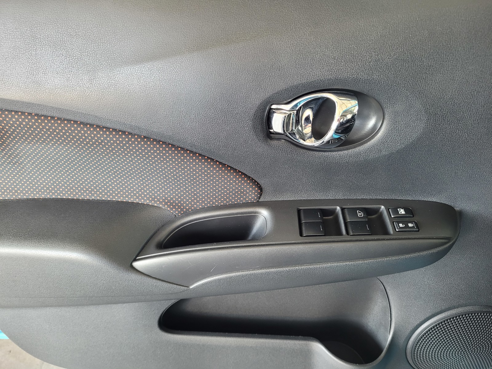 2015 Nissan Versa Note SR photo 17