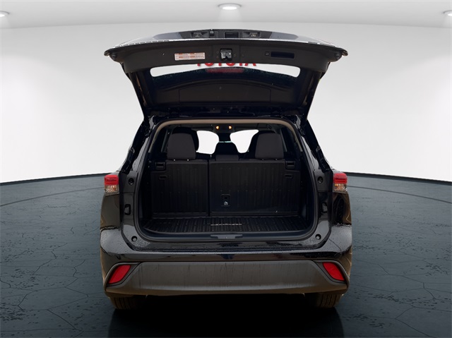2022 Toyota Highlander LE photo 11