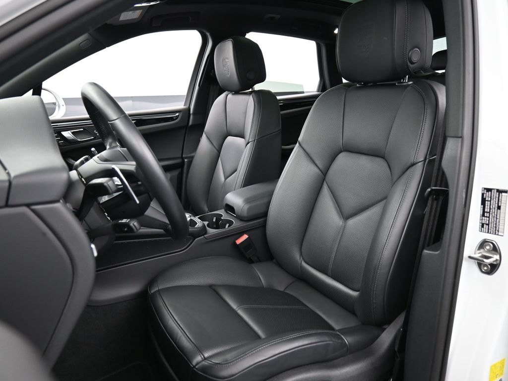 2025 Porsche Macan T photo 4