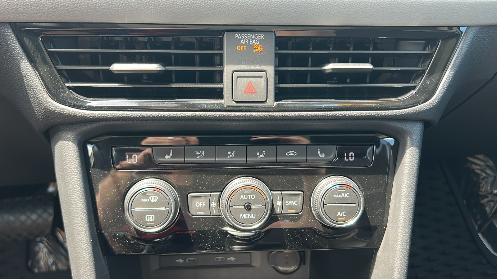 2024 Volkswagen Taos SE photo 25