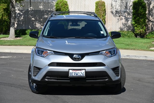2018 Toyota RAV4 LE photo 2