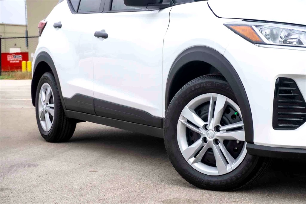2025 Nissan Kicks Play S photo 2