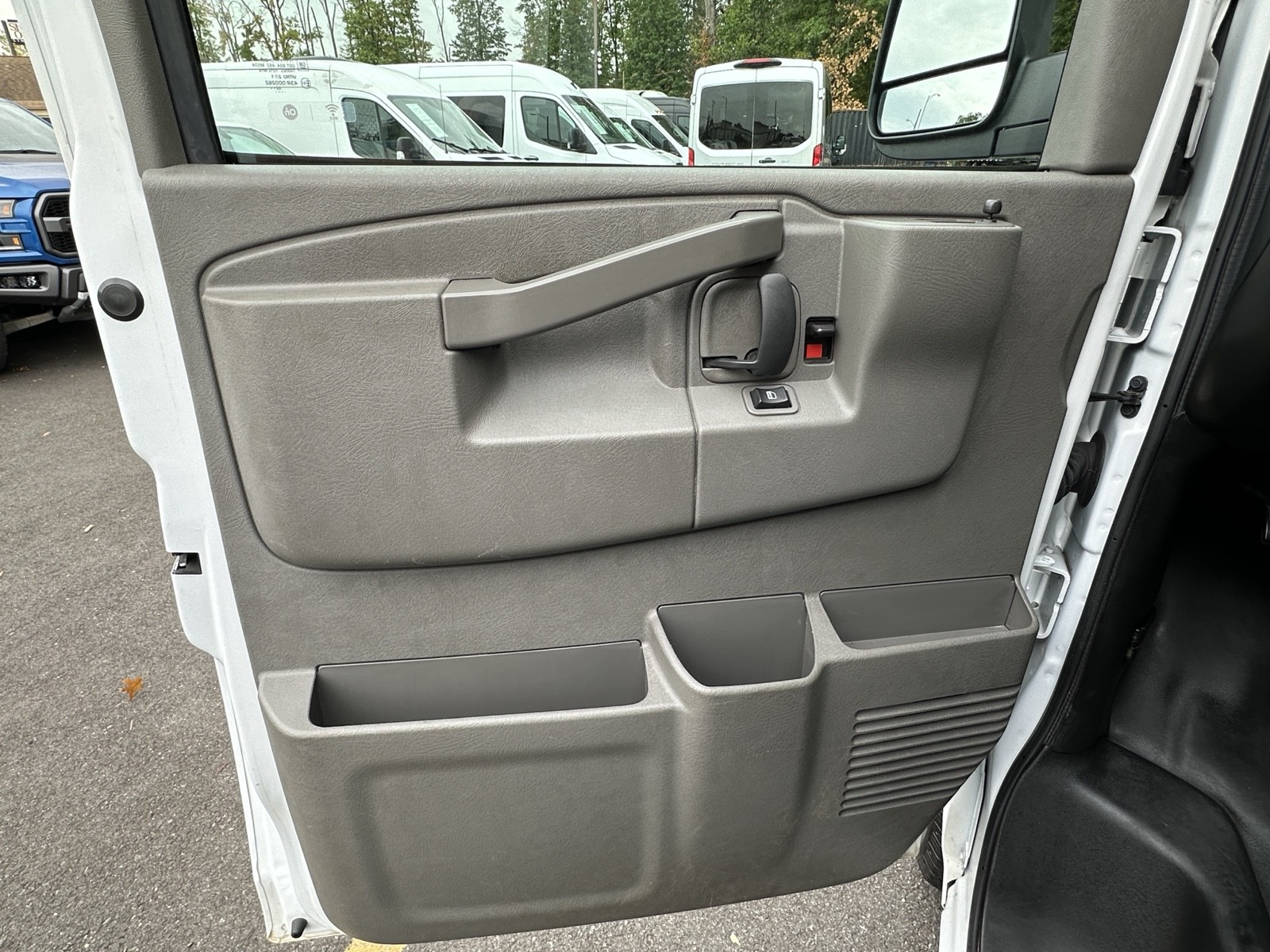 2023 Chevrolet Express Cargo Van photo 33