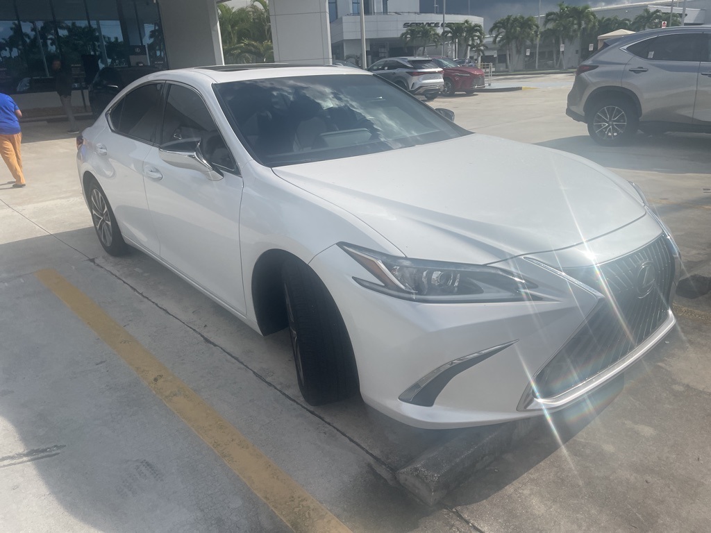 2022 Lexus ES 350's photo