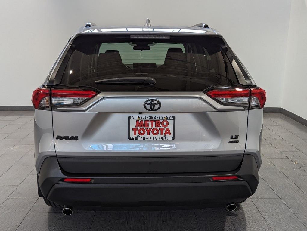 2021 Toyota RAV4 LE photo 3