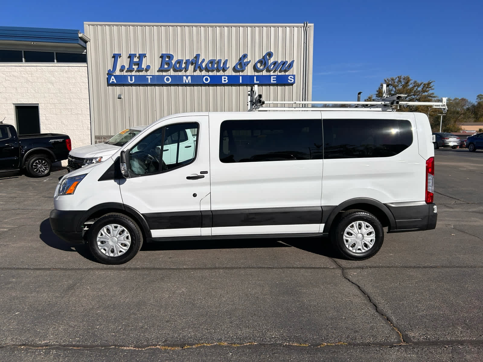 2019 Ford Transit Passenger XLT photo 3
