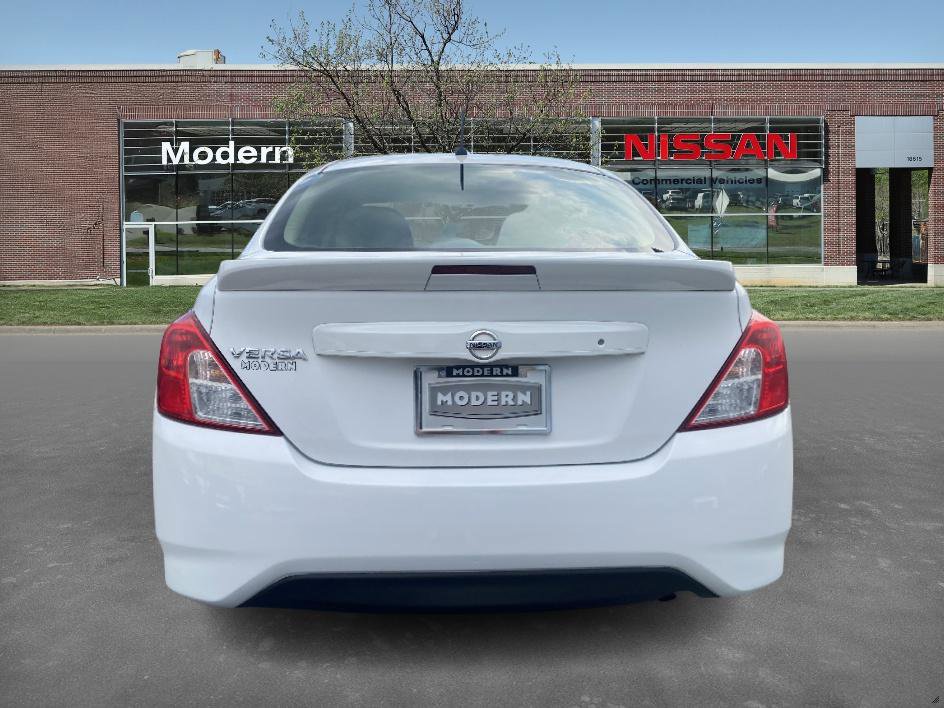 2017 Nissan Versa Sedan Plus photo 3