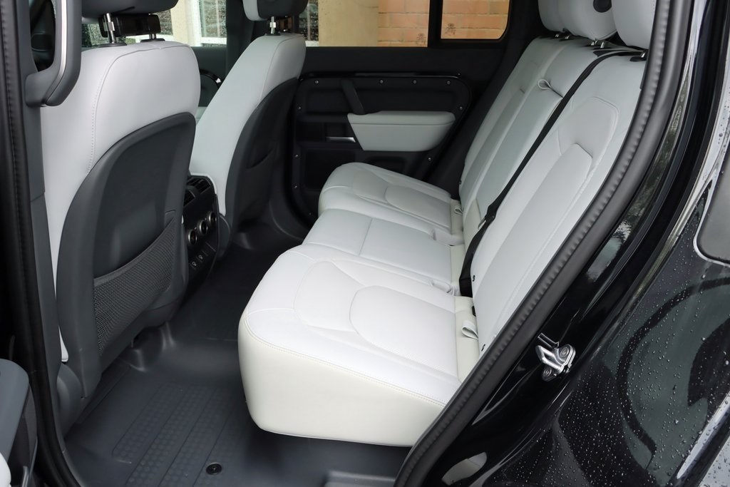 2025 Land Rover Defender 110 X-Dynamic SE photo 26