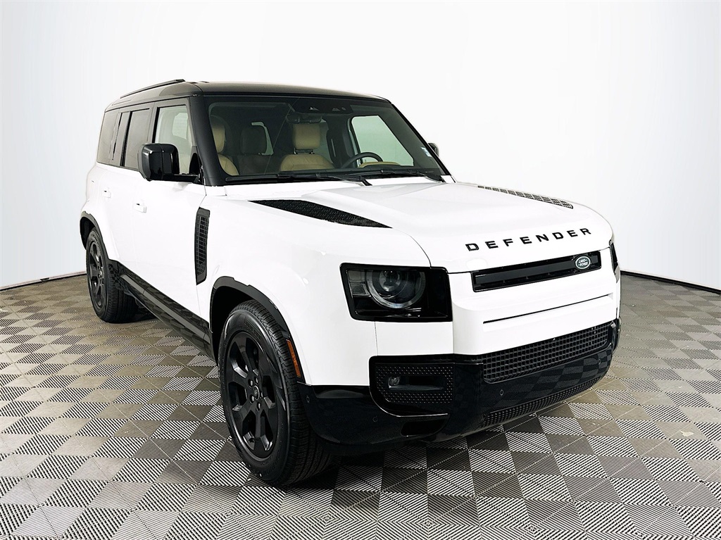 Used 2025 Fuji White Land Rover X-Dynamic SE image 1