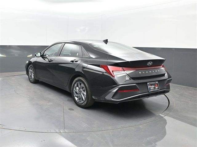 2024 Hyundai Elantra SEL photo 3