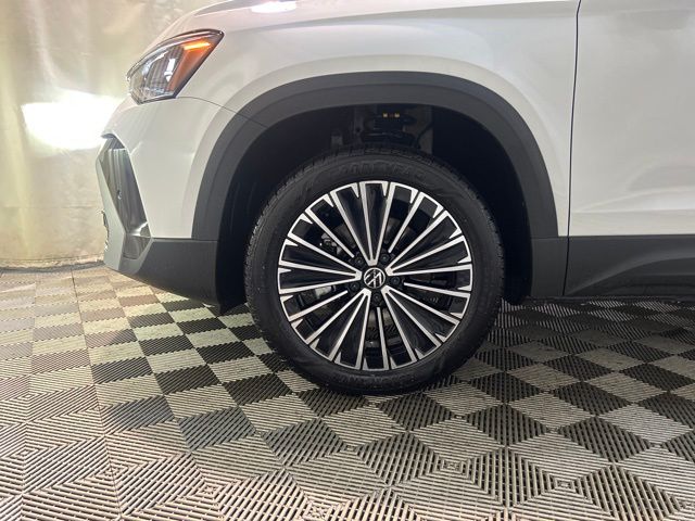 2025 Volkswagen Taos SE photo 9