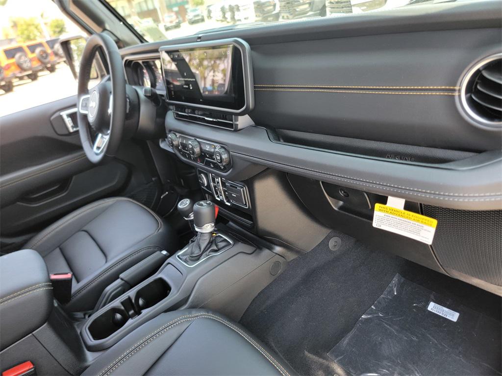 2025 Jeep Wrangler Sahara photo 14