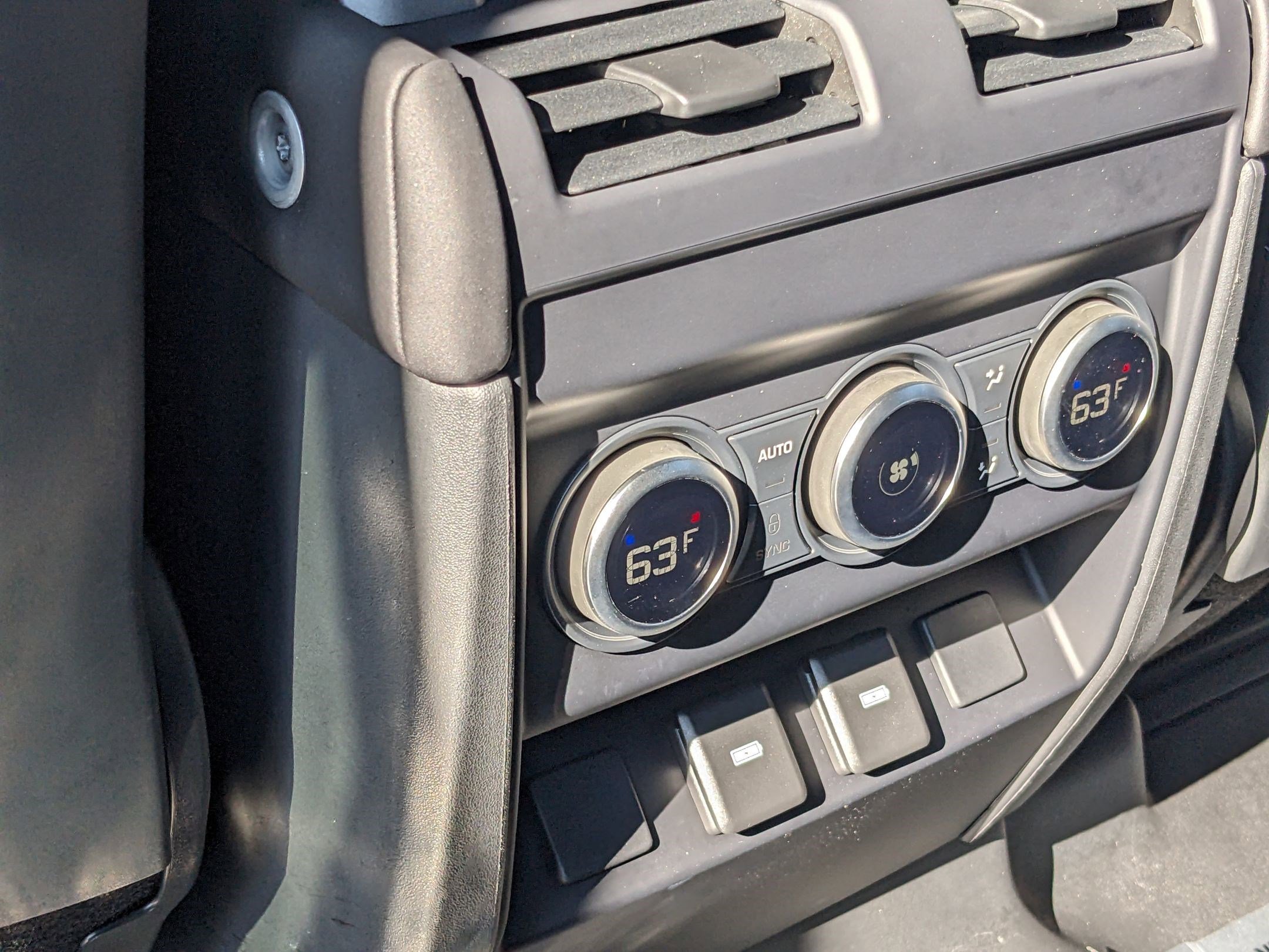 2024 Land Rover Defender 110 S photo 24