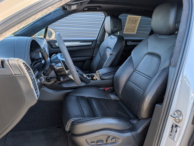 2023 Porsche Cayenne Platinum Edition photo 4